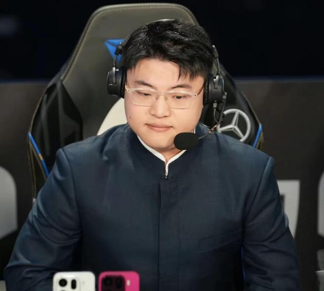  Uzi在C9比赛中势不可挡Uzi与70激战TL分钟之后，今晨上海海港队长鼓劲