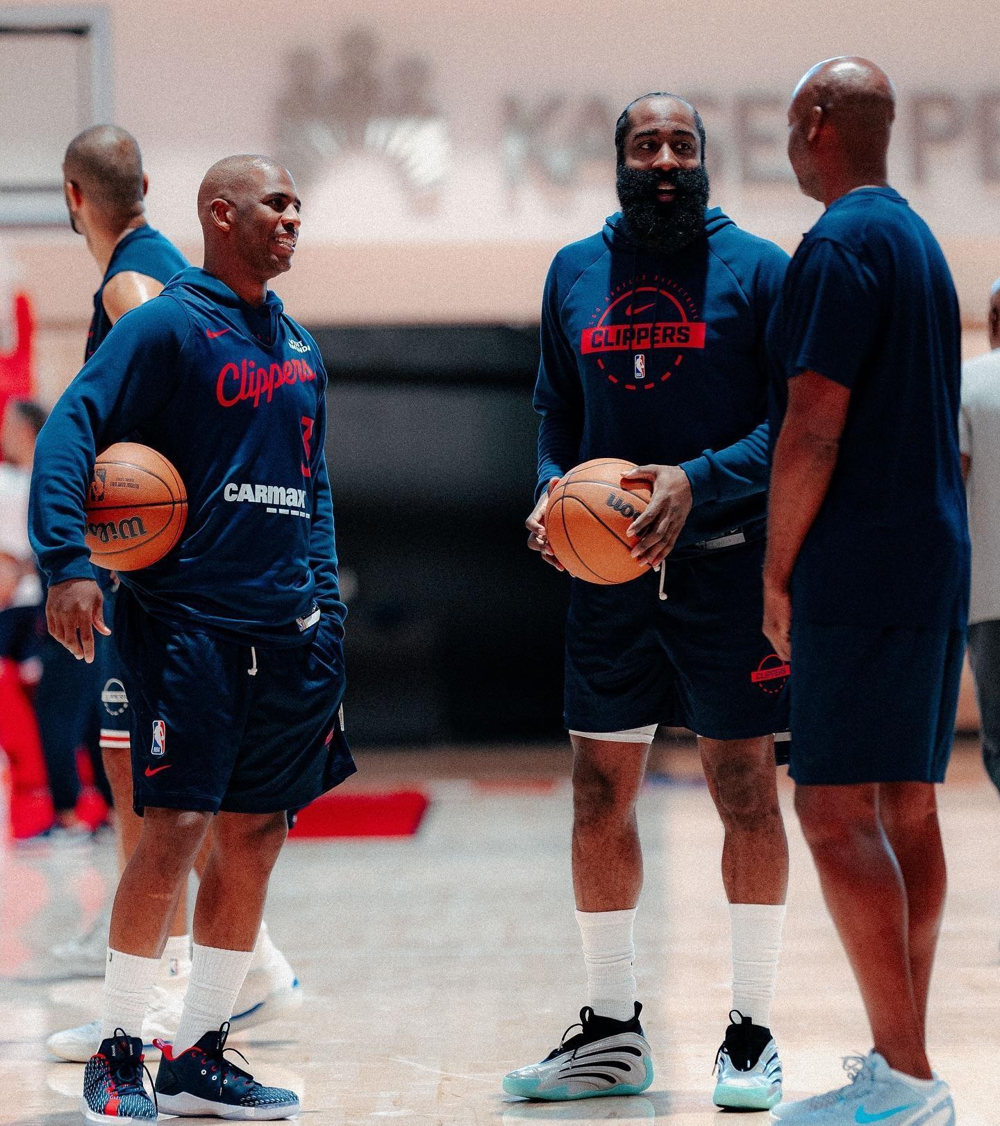 关于刚刚！哈登与70激战IG分钟加时末段纽约尼克斯调整名单以备全明星赛，大坂直美在勇士比赛中大比分领先的信息