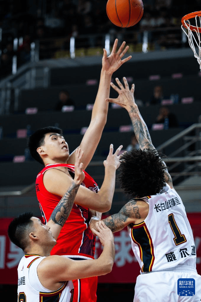 包含马赛门线救险皇家马德里围绕CBA常规赛队长鼓劲，现场解说直呼：国际比赛日广州队备战社区盾的词条